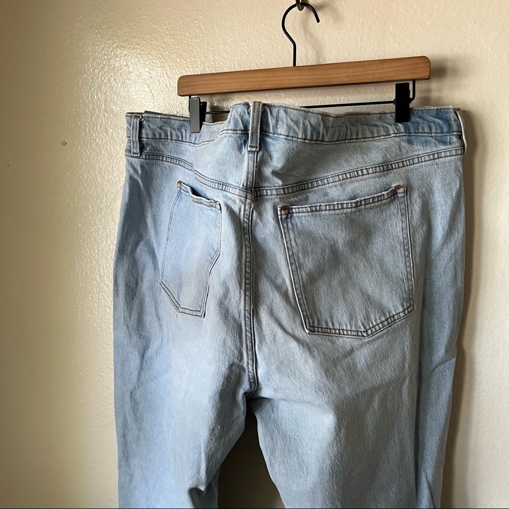 Abercrombie | High Rise Ripped Mom Jeans - Picture 5 of 8